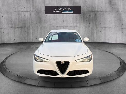 Used 2018 Alfa Romeo Giulia Sedan 4D image 2