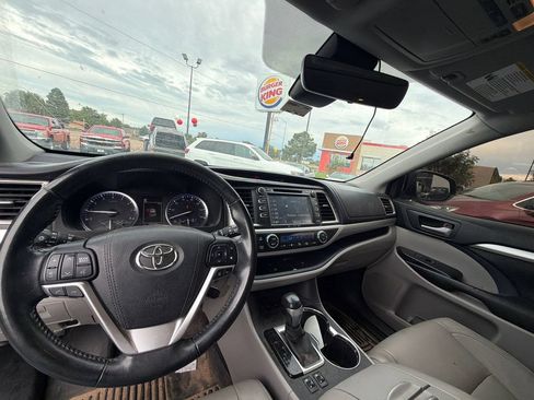 Used 2017 Toyota Highlander XLE w/ Carpet Mat Package AWD/4WD image 13