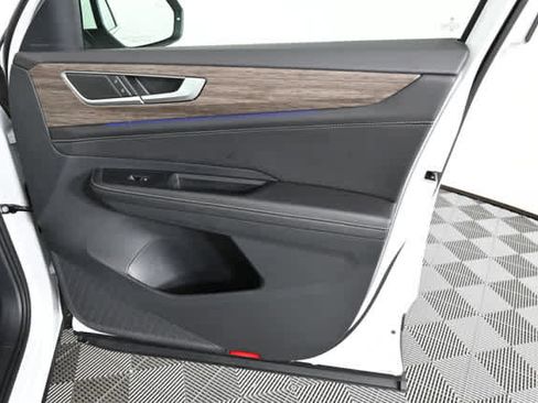 Used 2025 Volkswagen Atlas SEL image 13