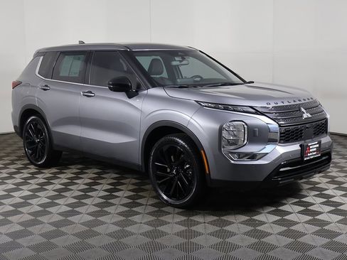 Used 2023 Mitsubishi Outlander SE Black Edition image 2