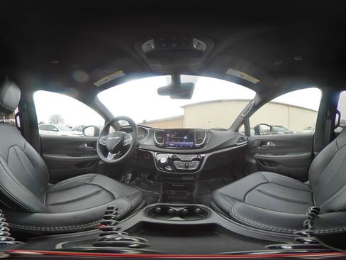 Used 2025 Chrysler Pacifica Select image 45