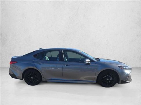 Used 2025 Toyota Camry SE image 4