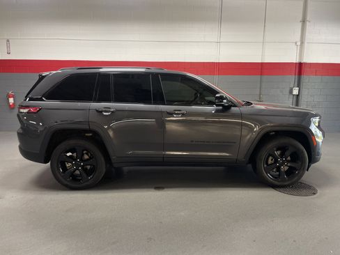 Used 2022 Jeep Grand Cherokee Altitude RWD image 36