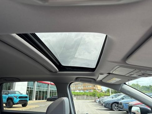 Used 2018 Honda CR-V Touring image 8