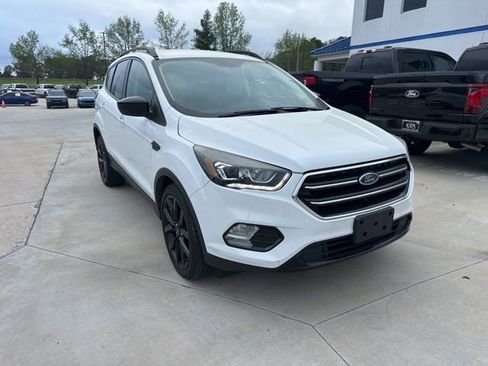 Used 2019 Ford Escape SE image 3