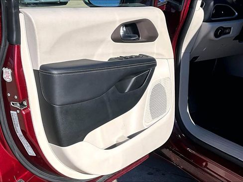Certified 2023 Chrysler Voyager LX image 12