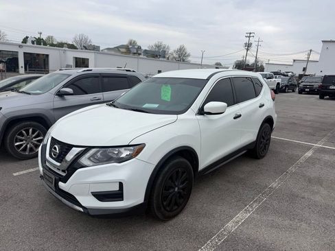 Used 2017 Nissan Rogue S image 2