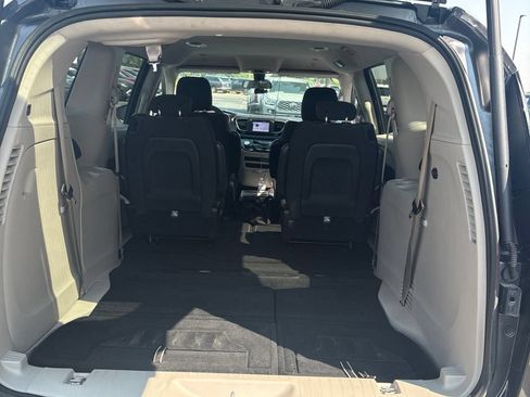 Used 2022 Chrysler Voyager LX FWD image 3
