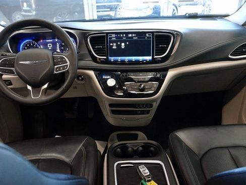 Used 2022 Chrysler Pacifica Touring-L image 39