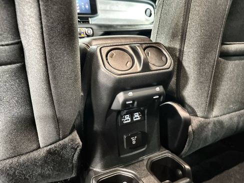 Used 2026 Jeep Wrangler Unlimited Sahara AWD/4WD image 27