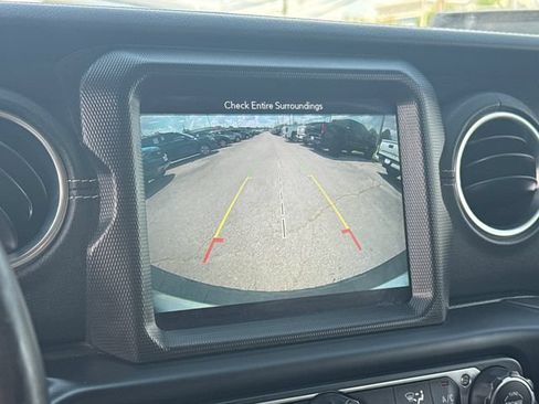 Used 2019 Jeep Wrangler Unlimited Sahara AWD/4WD image 20
