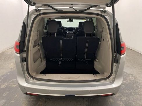 Used 2024 Chrysler Pacifica Limited image 32