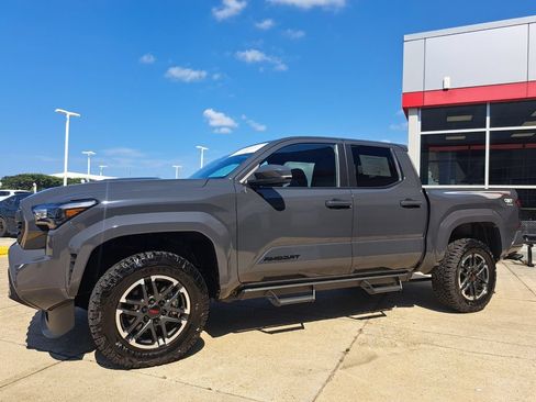 Used 2025 Toyota Tacoma TRD Sport w/ TRD Sport Upgrade Package AWD/4WD image 9