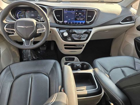 Used 2024 Chrysler Pacifica Limited FWD image 22
