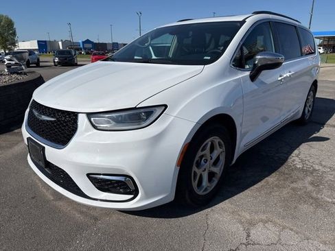 Used 2023 Chrysler Pacifica Limited FWD image 3