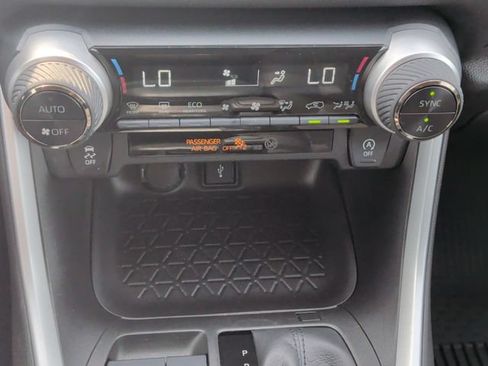 Used 2022 Toyota RAV4 XLE FWD image 22