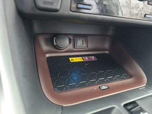 Used 2025 Toyota RAV4 Limited image 28