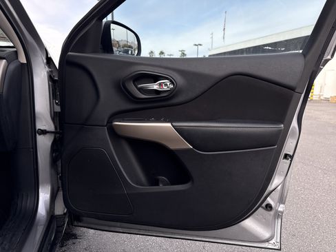 Used 2018 Jeep Cherokee Latitude image 29