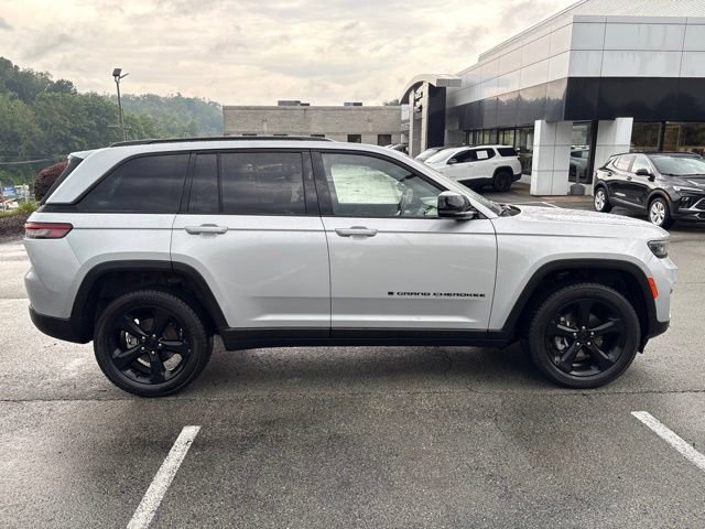 Used 2023 Jeep Grand Cherokee Altitude AWD/4WD image 6