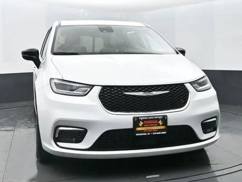 Used 2024 Chrysler Pacifica Touring-L image 2