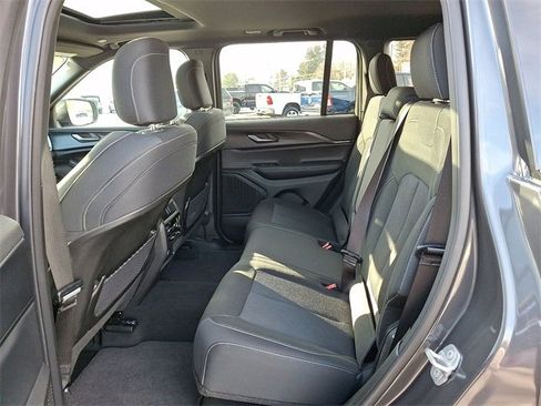 Used 2025 Jeep Grand Cherokee Laredo X image 19