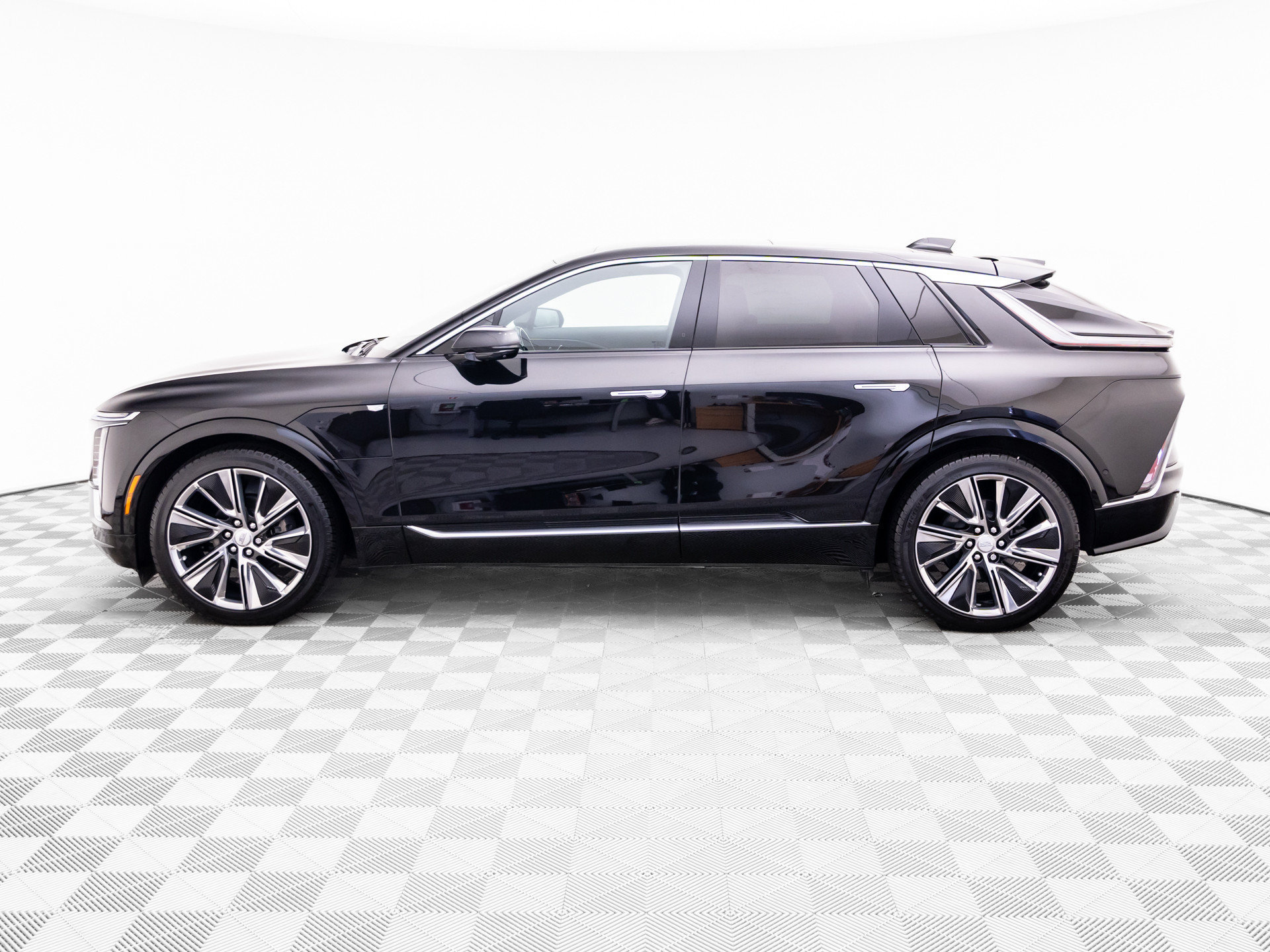 Used 2025 Cadillac Lyriq Luxury w/ LPO, Floor Liner Package AWD/4WD image 2