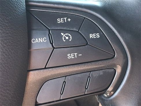 Used 2015 Dodge Challenger SXT image 22