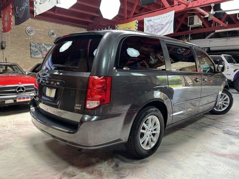 Used 2016 Dodge Grand Caravan SXT w/ Rear Park Assist Package FWD image 2