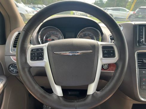 Used 2015 Chrysler Town & Country Touring-L w/ Driver Convenience Group FWD image 15
