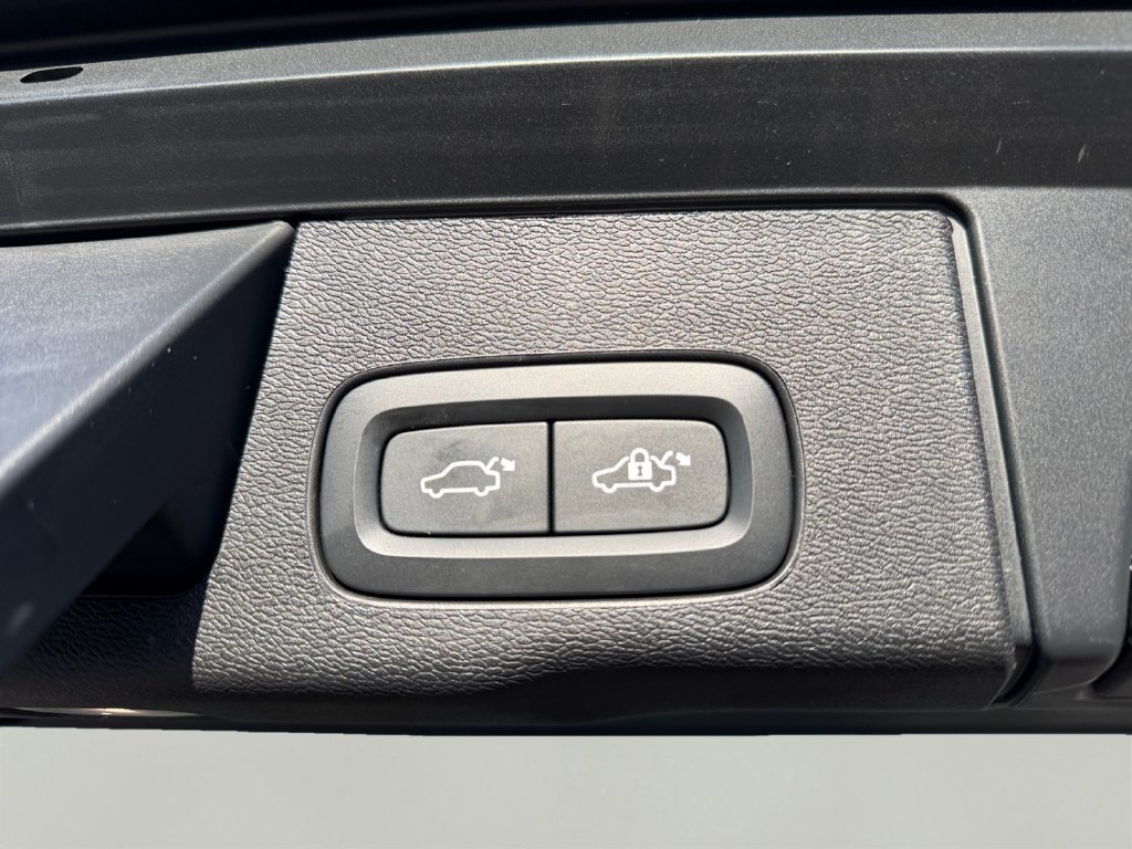 Certified 2024 Volvo XC60 B5 Ultimate w/ Climate Package AWD/4WD image 9