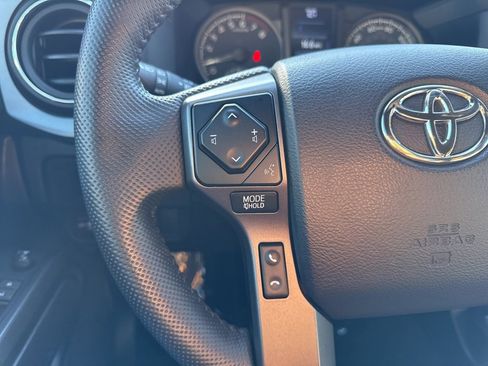 Used 2022 Toyota Tacoma TRD Off-Road image 33