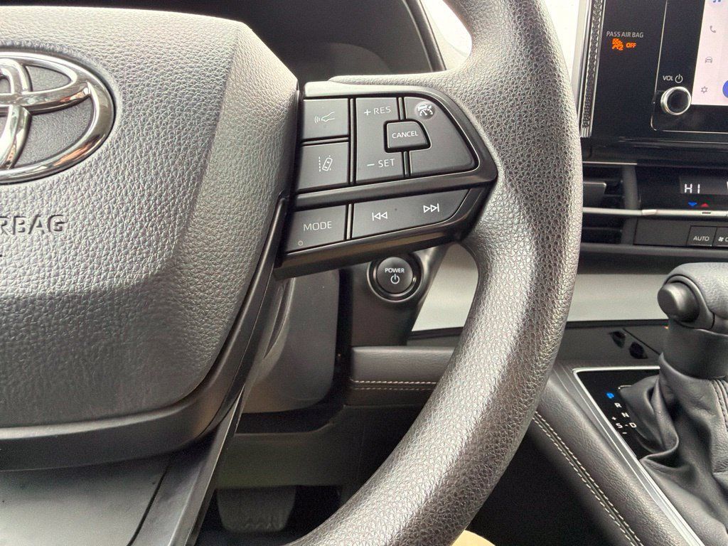 Used 2025 Toyota Sienna LE AWD/4WD image 18