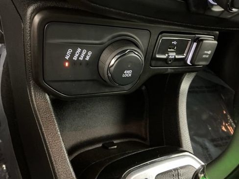 Used 2021 Jeep Renegade Latitude AWD/4WD image 31