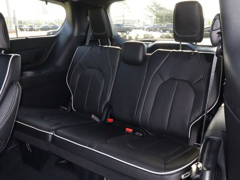 New 2027 Chrysler Pacifica Limited AWD/4WD image 13