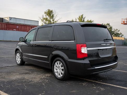 Used 2013 Chrysler Town & Country Touring FWD image 6