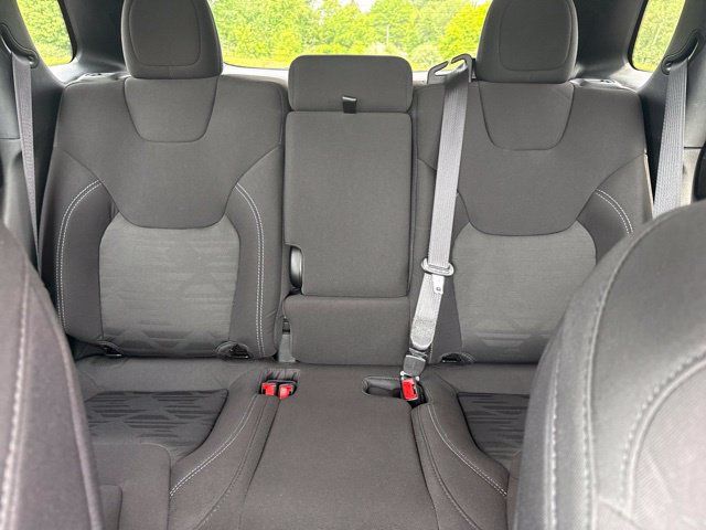 Used 2022 Jeep Cherokee Latitude AWD/4WD image 31