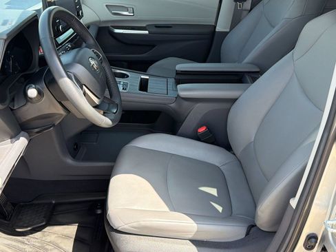 Used 2024 Toyota Sienna XLE FWD image 5