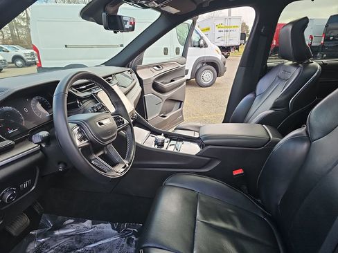 Used 2022 Jeep Grand Cherokee Overland w/ Adv Protech Group III image 16