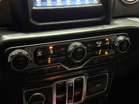 Used 2018 Jeep Wrangler Unlimited Sahara w/ LED Lighting Group AWD/4WD image 38