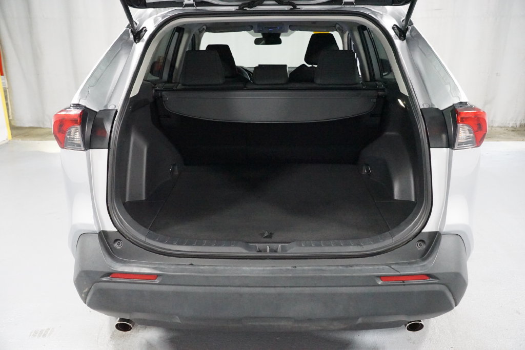 Certified 2025 Toyota RAV4 LE FWD image 33