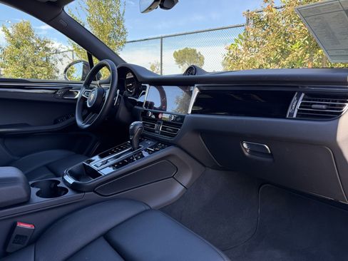 Used 2025 Porsche Macan image 25