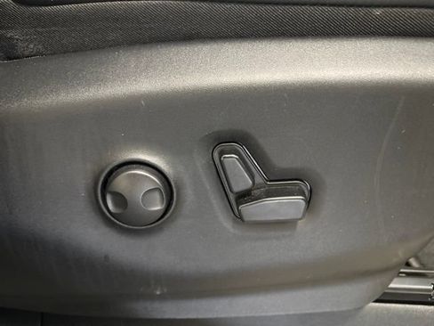 Used 2024 Chrysler Pacifica Limited FWD image 42