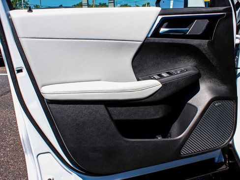 New 2025 Mitsubishi Outlander SE image 8