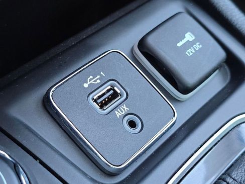 Used 2019 Jeep Cherokee Limited image 28