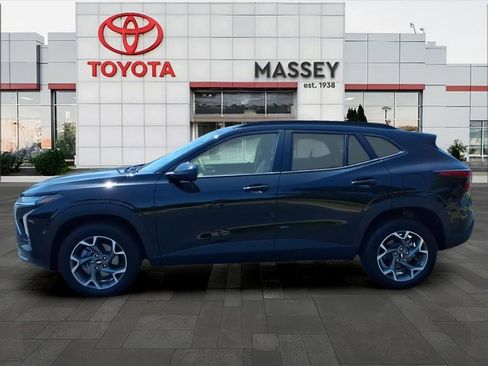 Used 2025 Chevrolet Trax LT FWD image 6