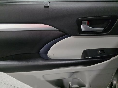 Used 2019 Toyota Highlander XLE image 11