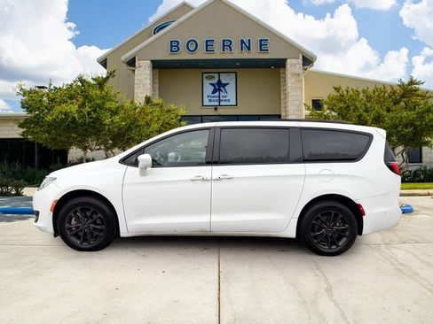 Used 2020 Chrysler Pacifica Touring-L w/ Advanced Safetytec Group image 2
