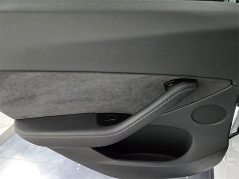 Used 2020 Tesla Model Y Long Range image 18