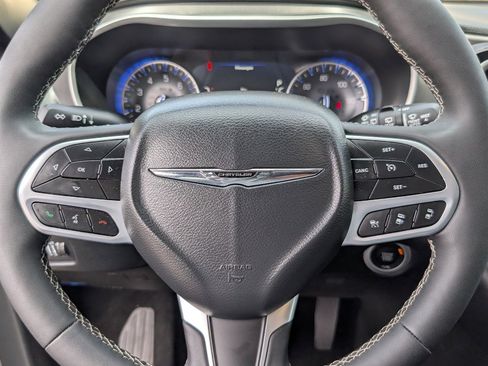 Used 2025 Chrysler Pacifica Select image 18