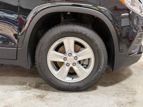 Used 2022 Chevrolet Trax LT w/ LT Convenience Package AWD/4WD image 33